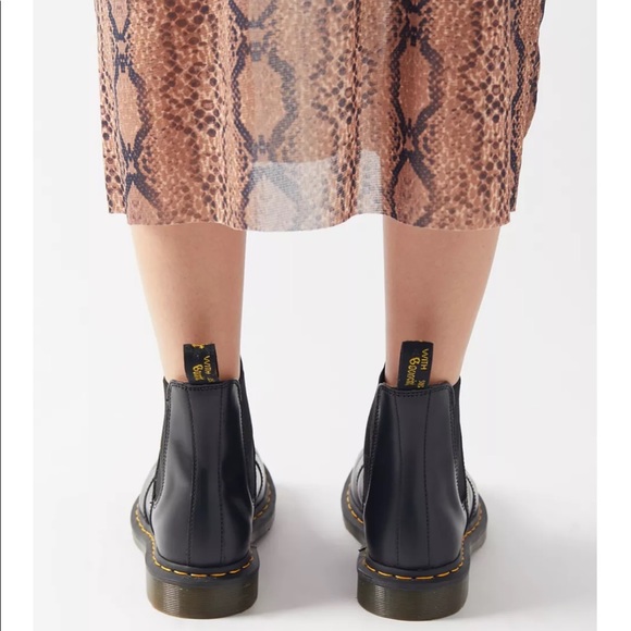 Dr. Martens 2976 Smooth Chelsea Boot - Picture 4 of 9